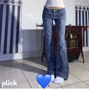 Blåa Jeans  - Innerben 82cm. Midja 82.5 cm. Lånad buld från (Tina adesjö). De var lite för stora på mig i midjan så därför säljer jag vidare. Passa på! Kontakta för direktköp😊💕