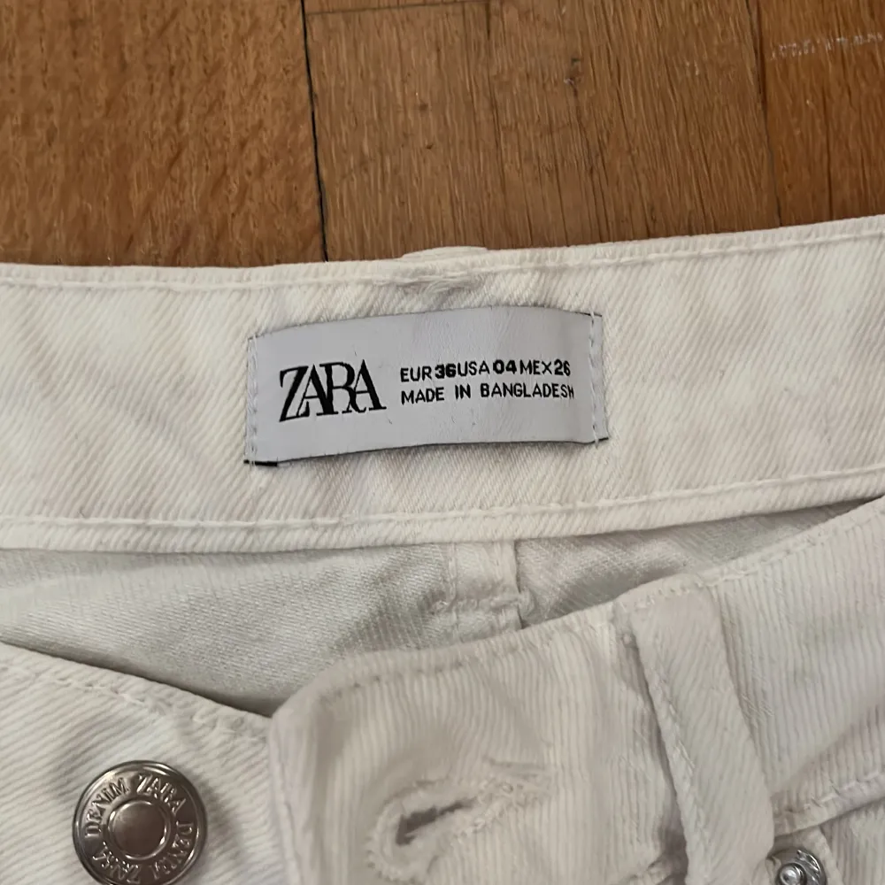 Vita vida jeans från Zara. Använda flitigt men i bra skick. Har en liten defekt, syns på bild 3.   Har kanin hemma. . Jeans & Byxor.