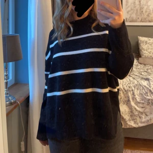 Stickad tröja från bikbok - Supergosig tröja från Bikbok, inte alls mycket använd så nästan som ny. Storlek S men passar M oxå! Köparen står för frakt. D