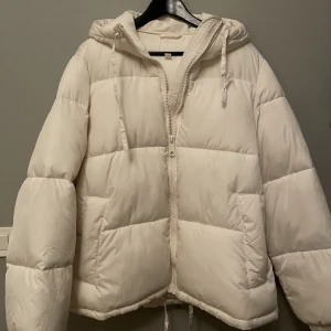 Jacka  - Säljer denna fina knappt använd dunjacka från hm i fint skick