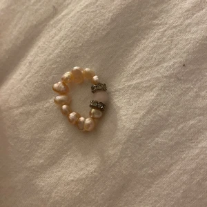 Ring - Jätte söt ring som jag inte vet vad den är ifårn, passar alla då bandet är stretchigt 