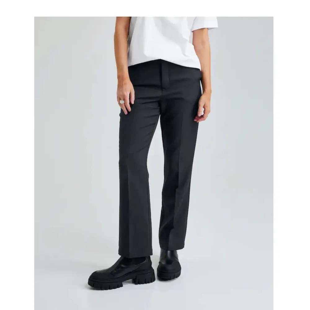 Säljer mina vilma petite kostymbyxor från BIKBOK då de är för små för mig, använd nångång så de är så gott som nya💞 (nypris 399). Jeans & Byxor.