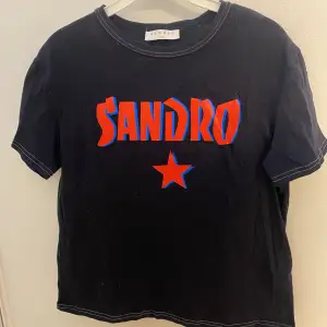 marinblå T-shirt från Sandro i storlek S