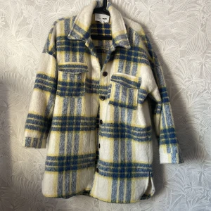 vårjacka  - Superfin vår jacka, ganska tunn men stor så man kan lagra den enkelt för mer värme, bara använd fåtal gånger. Inga fläckar 💛