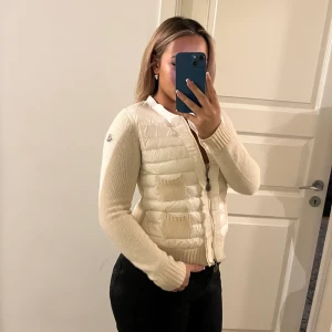 Vit moncler cardigan  - Säljer nu min snygga vit cardigan som jag fick i present föra året. Äkta men tyvärr inget kvitto kvar. Kan såklart tvättas innan. Skriv om du undrar något eller så. Kan tänka mig byta mot annan vårjacka i samma prisklass❣️