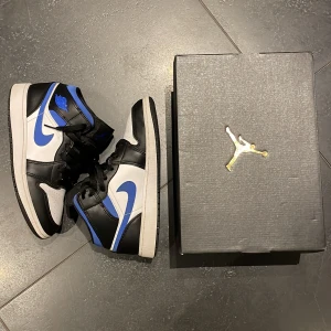 Jordan 1 blue - Hej nu säljer jag mina Jordan 1 blue i storlek 38, riktigt bra skick, använda ett fåtal gånger,(9/10) säljer skorna för 999, kom dm för fler funderingar