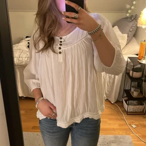 Blus - Säljer denna snygga blusen då den inte kommer till användning🙏🏼🙏🏼så den är i bra kvalite💕