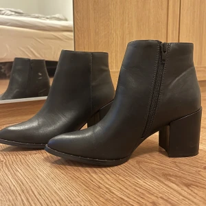 Boots - Säljer dessa testade men oanvända boots. Det är i bra skick och klacken är 7cm. 