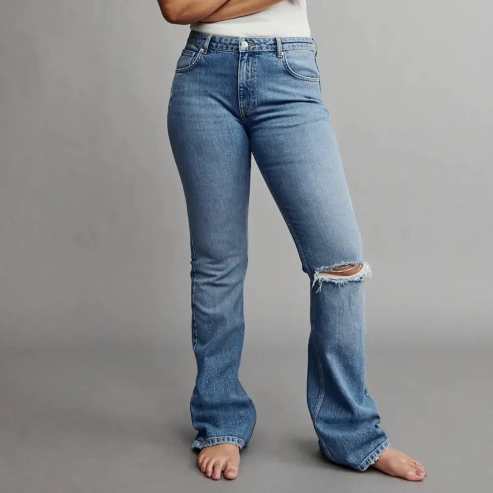 Säljer ett par gina tricot jeans som är bootcut och low waisted 💓. Jeans & Byxor.