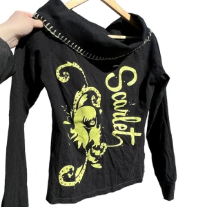 Tröja med tryck  - Tight långärmad tröja med tryck på:) Cool boatneck ringning! Köpt 2hand 