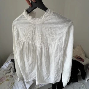 Blus Zara - Kanske tänkte sälja denna helt nya och slutsålda blus från Zara💕nypris 400 och prislapp kvar!! möts upp på Östermalm eller fraktar ❤️