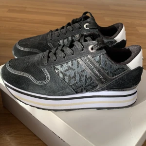 Tommy Hilfiger  - Nya par Sneakers 37 