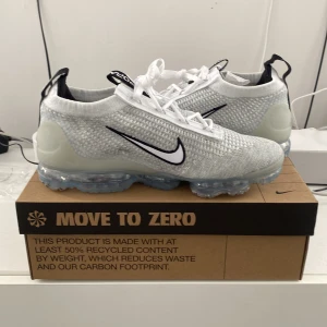 Nike Vapormax 2021 - Jag säljer nu mina vapormax. Dom är helt nya och oanvända. Om du undrar om nått så skriv. Kvitto finns Köpta för 2500kr Mitt pris 2200kr (Pris kan diskuteras)