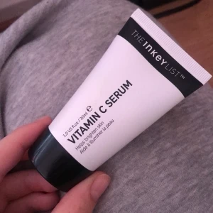 Vitamin c serum  - Andvänd max två gånger. Säljer då jag har känslig hud o inte funkade för mig! Köpt på sephora för 149kr