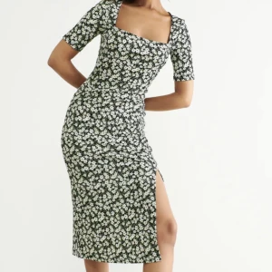 NY, oanvänd blommig klänning - Ny, oanvänd klänning med slits från ginatricot. Säljer då det blev fel storlek 😊