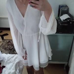 Vit klänning  - Säljer nu min fina studentklänning från Zara,  endast använd vid utspring, alltså i ett fint skick! 🤍 Längst ut på ärmarna går det att "dra åt" så de är justerbara 🤍