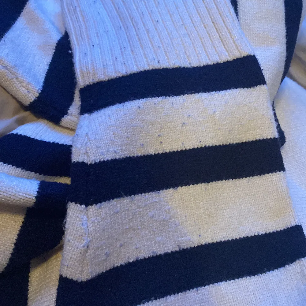 Randig stickad tröja från Zara, storlek M. Sparsamt använd, men noppig på ärmarna och lite på magen (går säkert att ta bort med noppborttagare) . Tröjor & Koftor.