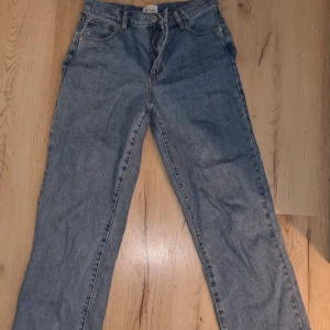 Jeans från Abrand - Riktigt snygga jeans från Abrand. Aldrig använda för de är för små för mig. Köpta på jeansbolaget.