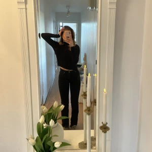 Svarta jeans med slits  - Svarta raka jeans från nakd med slits 