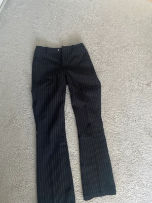 Jätte fina kostymbyxor  - Jag säljer mina super fina kostymbyxor! Byxorna är randiga o ifrån bikbok. Nästan helt oanvända och i nyskick! 