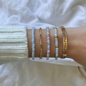 Armband - 3 armband i olika färger  20 kr/st  15 kr frakt  Skriv vilken/vilka armband du vill köpa ❤️ Hör av dig om du har några övriga frågor!  Armbanden är cirka 17 cm i omkrets men är stretchiga så passar på alla 💗