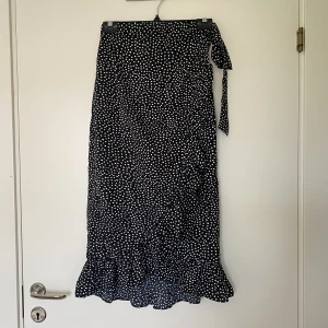 Midikjol - Oanvänd midikjol! Ge gärna egna bud om pris inte passar. Är öppen för förslag!