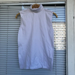 TURTLENECK - Crémevit turtleneck knappt använd säljes. Inga skavanker eller dylikt. Strl: L men upplevs mer som en one size.   Pris: 50 kr, kan fraktas för 30 kr (ej spårbart) eller 69 kr (spårbart) som köparen står för, går även bra att mötas upp i centrala Göteborg.