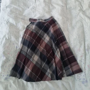 Vintage kjol i ull - Jättfin vintage kjol i bra skick köpt i USA. Material är ull. Det står US5 som storlek. Midjan passar jeansstorlek 25 in eller xs ungefär.