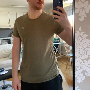 Grön T-shirt - Ganska tight fit.