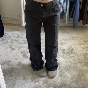 Cargo byxa zara - Säljer mina cargo från zara då de inte kommer till användning pga köpte fel storlek och det är lite för långa för mig med korta ben (158 cm) samt försent för att lämna tillbaka. Aldrig använt endast testade strl 38, köpt för 399 