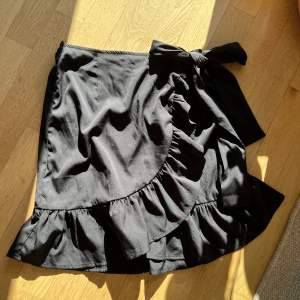 Super fin svart volangkjol från Only 🌟 Strl. XS Använd endast ett fåtal gånger, så nyskick 💞