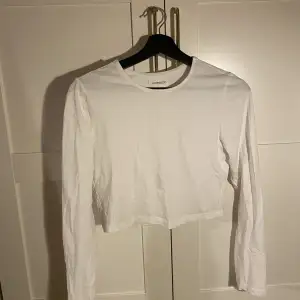 Croppad långärmad t-shirt från Even&odd. Använd 2 gånger, nypris 149kr. (Finns även i svart, båda tillsammans kostar 150kr) Frakt tillkommer!!!!