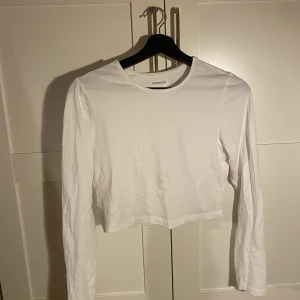 Långärmad T-shirt - Croppad långärmad t-shirt från Even&odd. Använd 2 gånger, nypris 149kr. (Finns även i svart, båda tillsammans kostar 150kr) Frakt tillkommer!!!!