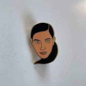 Legendarisk Kim Kardashian pin. Avändt skick, se bild. Mått: höjd ca 3cm.