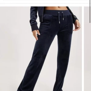 juicy couture byxor  - vill nu försöka sälja eller byta mina super fina mörkblåa juicy byxor då jag vill köpa en ny färg💙. öppen för byten så om du vill byta eller köpa så är de bara att skriva 💙 Storlek S på dom och söker helst ett par i xs eller S. ‼️tryck inte på ”köp nu”‼️