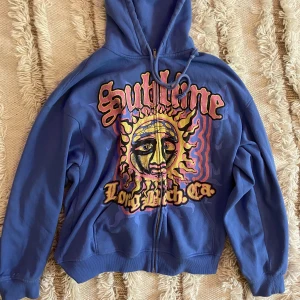 Jätte cool hoodie!! - En gammal favorit med ett as coolt tryck! Jätte bra kvalitet och vänligt snygg och skön!! Overzise!