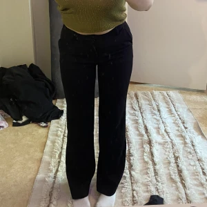 Svin snygga kostymbyxor  - Säljer ett par favoriter!! Jätte snygga kostymbyxor som sitter helt perfekt!! Jag är 176 och brukar ha 38/40 i byxor. Jätte bra skick och ser helt nya ut! 
