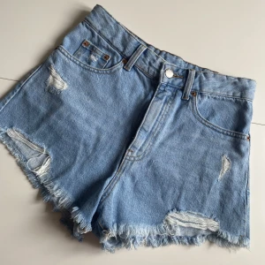 Dr Denim shorts - Använda ca 1gång, säljes pga att dom är förstora för mig nu. Dom är i nyskick