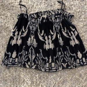 Topp - Säljer denna jätte fina toppen från hm. Den är i nyskick förutom att den är lite trasig längst ner på kanten. Den är ifårn hm och köpte för cirka 300kr. Det är i storlek s men passar för en i storlek m också.