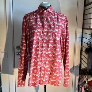 Festlig skjorta! - Fin röd skjorta med festligt mönster! Helt felfri:)