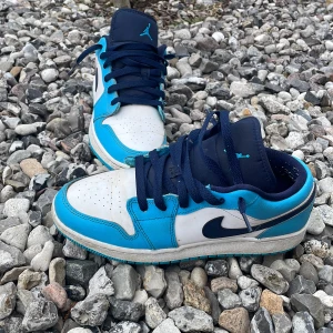 Air Jordan 1 low UNC - Jag säljer ett par jordanskor stl 40. Använda men i bra skick