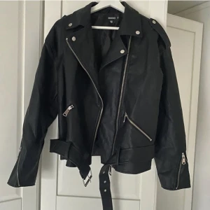 Skinnjacka  - Skinnjack från missguided som är i bra skick och sparsamt använd (första bilden är lånad)