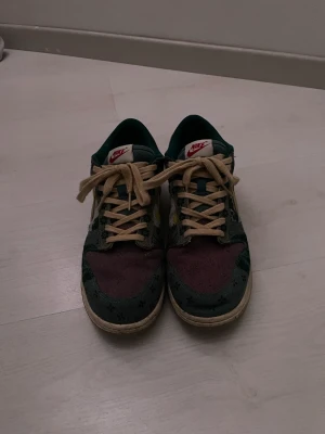 Nike dunk low community garden - Säljer dessa Nike dunk community garden så jag köpte på stock x för ett års sedan. Använt dom under en sommar så dom är i fint skick skulle säga 8/10, gör rent dom innan dom skickas. Dom är i storlek 43 och släpper dom för 3000 inklusive frakt 📦 