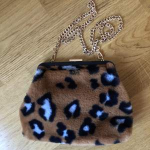 Leopard päls väska från Zara med guld kedja. Skickas mot frakt eller mötas i Malmö 