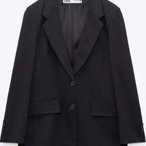 Kostym sett ifrån zara  - Snygg kostym sett från zara i marinblått kritstrecksrandigt. Det är byxa + kavaj. Byxan är i strl 36 kavajen 38. KNAPPT ANVÄNDT! 