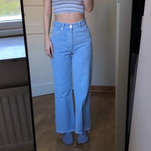 Klarblå jeans från Zara. Storlek 34 (60-64 cm midja). Jag är 163 cm. Mötas i Malmö eller skickas mot frakt.