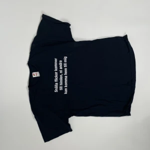 T shirt m tryck - T-shirt med skoj tryck