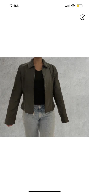 Skinnjacka  - Skinnjacka köpt på plick, passade inte som jag ville. (lånade bilder) Köparen står för eventuell frakt. 🌸