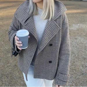 Arket jacka  - Säljer denna fina jacka från arket❤️‍🔥sparsamt använd och Inga defekter alls!! Storlek 38 men passar 40/36 också! Perfekt till våren och hösten⭐️⭐️ (två första bilderna är lånade)