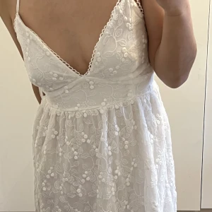 Studentklänning - Jättegullig klänning. Köptes till studenten men hade en annan på mig så därför är denna helt ny och oanvänd💕